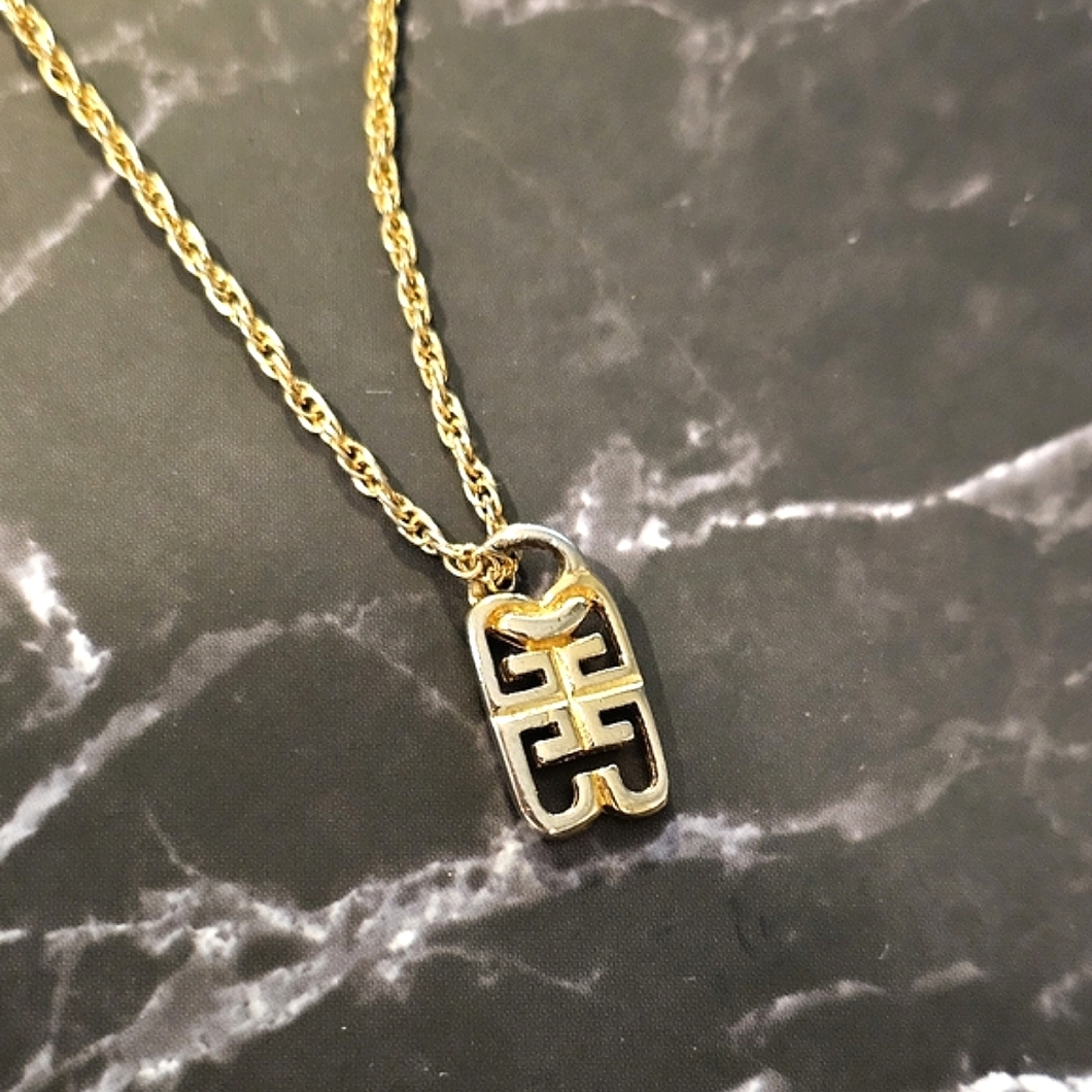 ✨️Givenchy 4G Logo Pendant Vintage Gold Tone Rope Chain Necklace✨️ - Picture 14 of 14